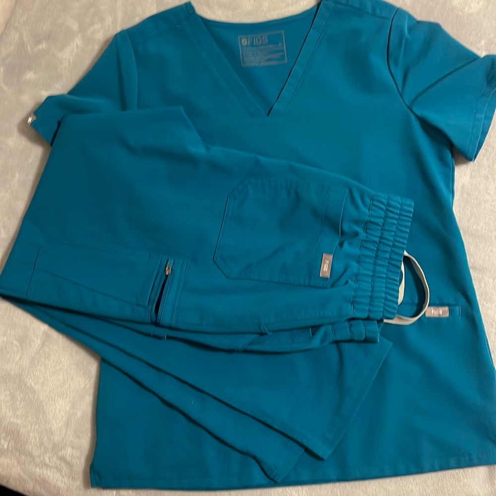 FIG SCRUBS, TOP IS TWO POCKET MEDIUM/ PANTS: YOLANDA SKINNY SCRUB PANTS MEDIUM